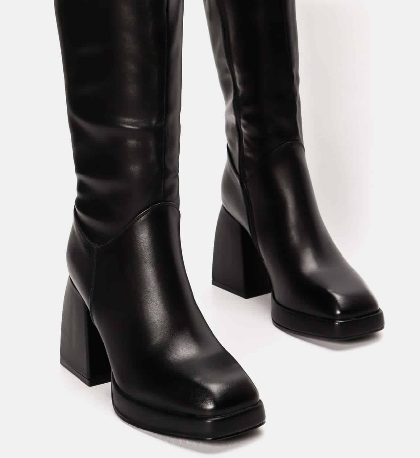Bota negra puntera cuadrada