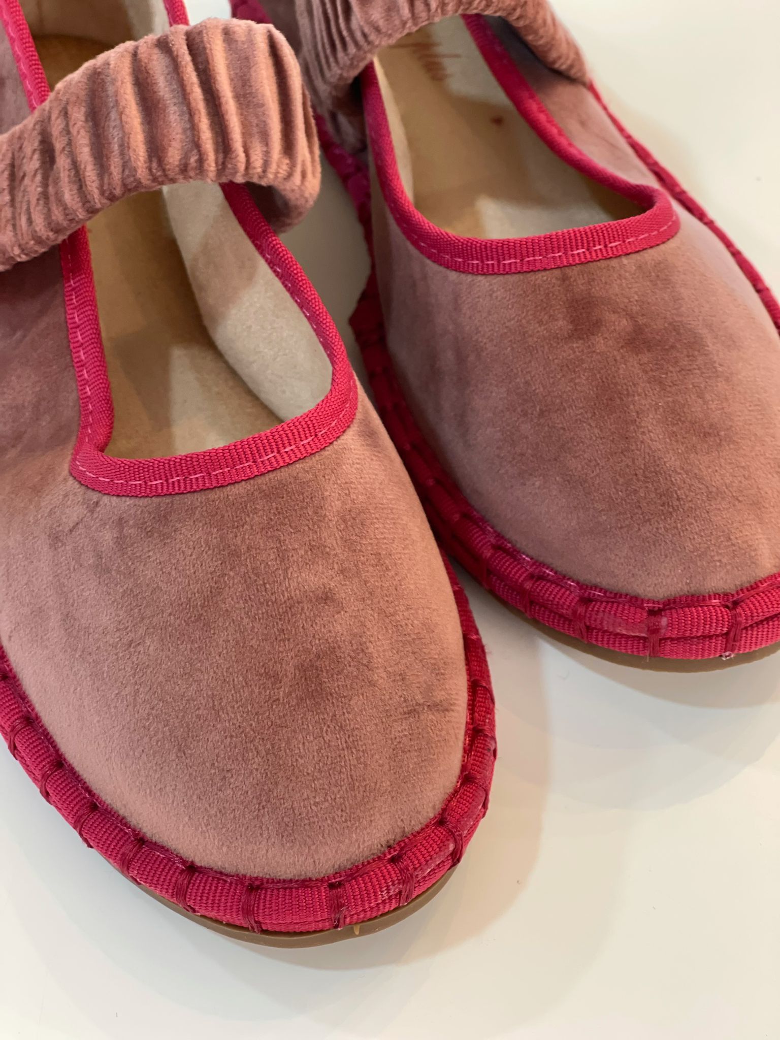 Bailarina Terciopelo Ofelia - Taupe / Rojo - Imagen 3