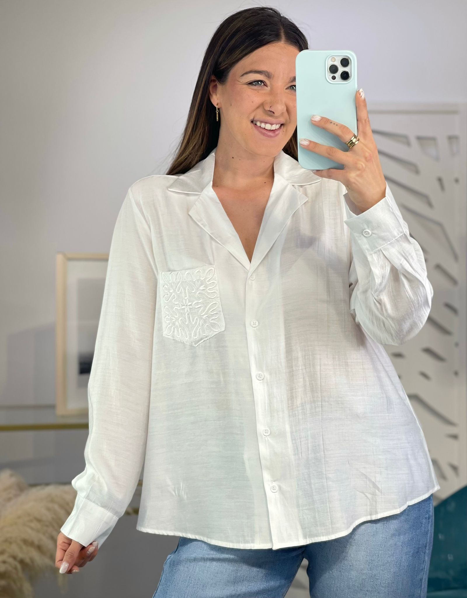 Camisa Blanca Bolsillo Bordado - Imagen 2