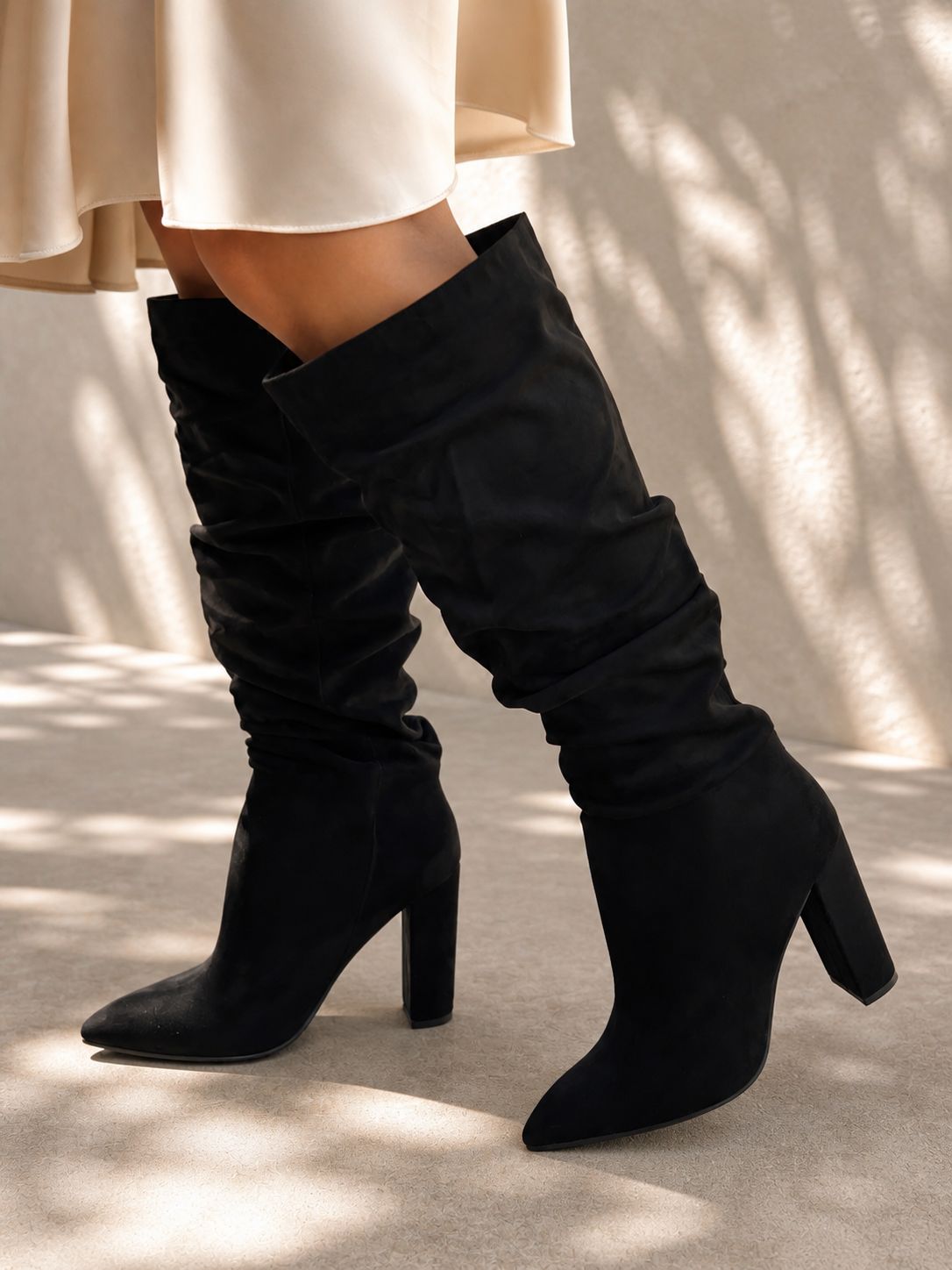 Bota Arrugada Tacón Cuadrado - Negra